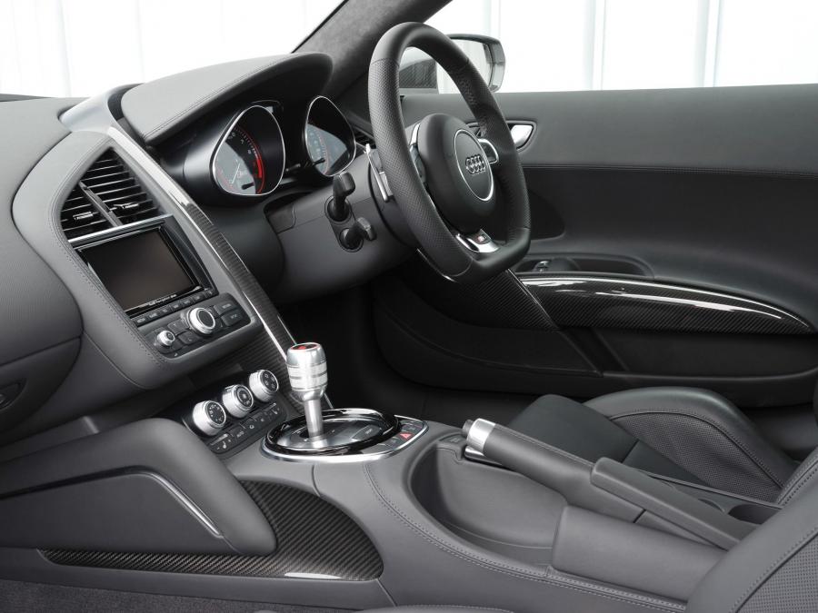 Интерьер Audi R8 V10 Plus 2013 года  (UK) (фото 11 из 15)